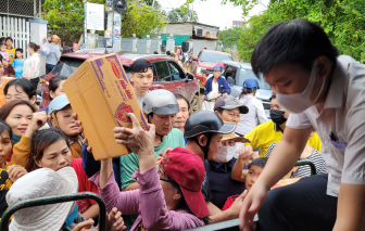 Acecook Việt Nam hỗ trợ 210.000 sản phẩm mì ăn liền cho người dân vùng lũ tại các tỉnh Đắk Lắk, Khánh Hòa, Gia Lai