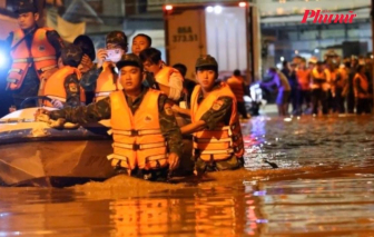 Tất tả dỡ đồ chạy lũ trong đêm khi nước sông dâng cuồn cuộn ở Lâm Đồng