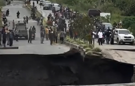 Đường cao tốc sụp đổ trong phút chốc khiến nhiều người hoảng hốt