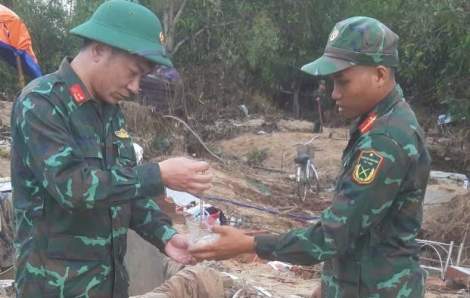 Hỗ trợ dọn dẹp sau lũ, chiến sĩ công binh nhặt được vàng và trả lại cho dân