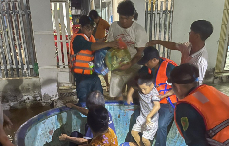 Dân quân tự vệ tỉnh Lâm Đồng và Bình Thuận xuyên đêm hỗ trợ người dân chạy lũ