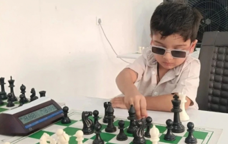 Cậu bé 3 tuổi người Ấn Độ trở thành kỳ thủ trẻ nhất trong lịch sử của Liên đoàn Cờ vua quốc tế