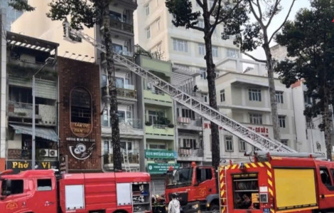 Xe thang cứu người được triển khai tại hiện trường quán ăn cháy ở TPHCM