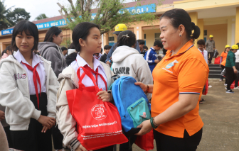 Những phần quà nghĩa tình từ TPHCM đến với người dân Xuân Lãnh