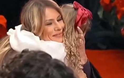 Em bé chạy đến sà vào vòng tay của đệ nhất phu nhân Mỹ Melania Trump