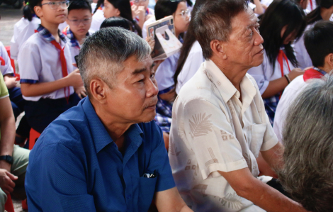 Hơn 500 người dân, học sinh phường Bình Lợi Trung cùng xem phim dịp cuối tuần