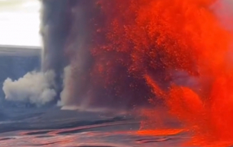 Núi lửa phun trào cao hàng trăm mét