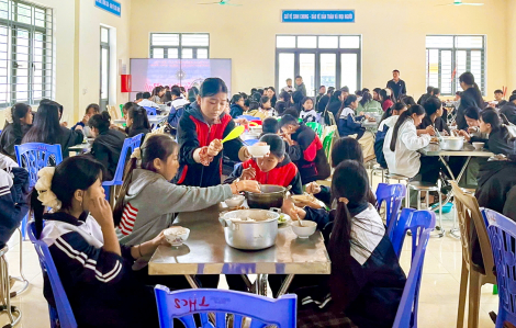 Bữa ăn bán trú níu chân học trò nghèo vùng cao