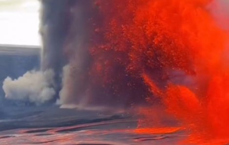 Núi lửa phun trào cao hàng trăm mét