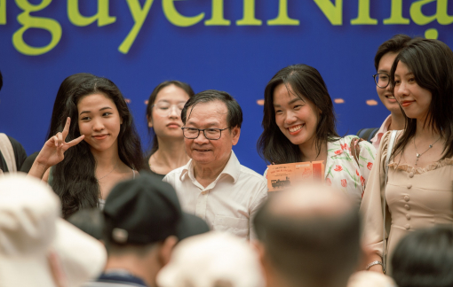 Đông đảo bạn đọc xin chữ ký nhà văn Nguyễn Nhật Ánh
