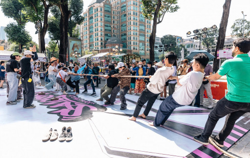 Khách nước ngoài hào hứng kéo co tại lễ hội đường phố lớn nhất năm ở Sài Gòn