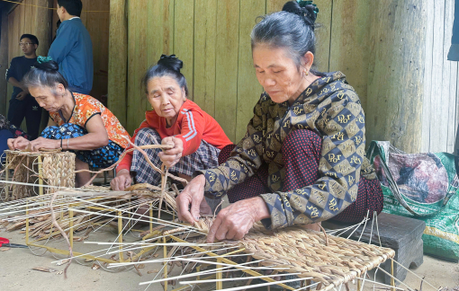 Những phụ nữ lớn tuổi đan lục bình xuất khẩu