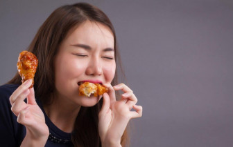 Bữa cơm ra mắt nhà chồng tương lai, cô gái gắp ngay cái đùi gà to nhất.