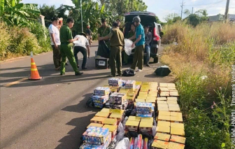 Tài xế ô tô chở gần 500kg pháo nổ, lạng lách, ép cảnh sát khi bị truy đuổi