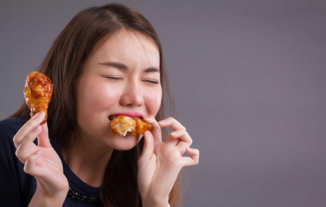 Bữa cơm ra mắt nhà chồng tương lai, cô gái gắp ngay cái đùi gà to nhất