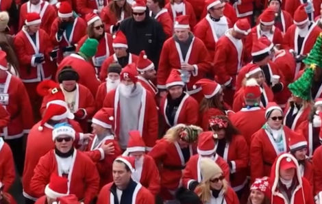 Hàng ngàn ‘ông già Noel’ tham gia chạy bộ