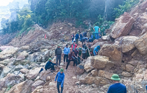 Hàng trăm người leo “vách núi” mở đường để người dân đi vào bản sau lũ