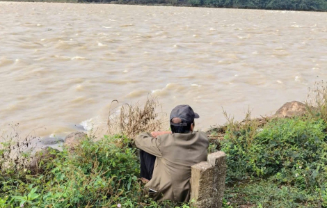 Người cha lặng lẽ ngồi bên bờ sông suốt nhiều ngày chờ tin con gái mất tích