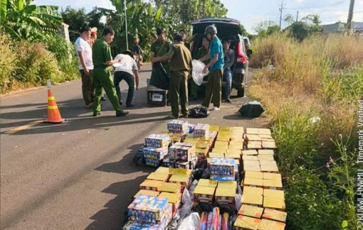 Tài xế ô tô chở gần 500kg pháo nổ, lạng lách, ép cảnh sát khi bị truy đuổi