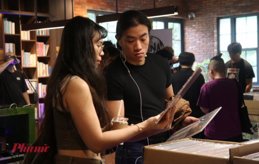 Vì sao gen Z tắt mạng, nghe đĩa than thời streaming phủ sóng?