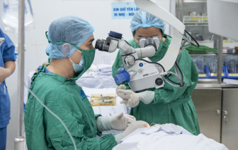 12 bệnh nhân có lại ánh sáng nhờ kỹ thuật ghép giác mạc hiện đại