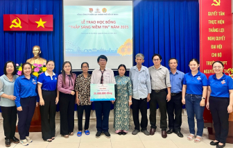 EVNHCMC “Thắp sáng niềm tin” đến trường cho học sinh hiếu học