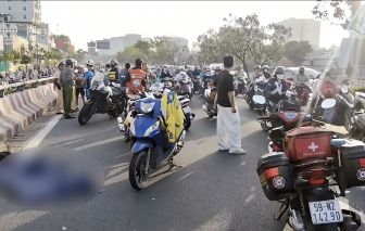 Người đàn ông lớn tuổi bất ngờ ngã gục khi đi xe đạp trên dốc cầu Bình Lợi