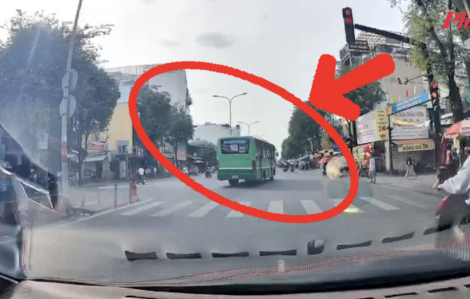 Đình chỉ tài xế xe buýt cho xe lao qua ngã tư đông đúc bất chấp đèn đỏ
