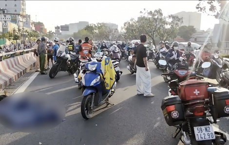 Người đàn ông lớn tuổi bất ngờ ngã gục khi đi xe đạp trên dốc cầu Bình Lợi