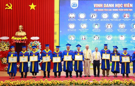 Trường đại học Trà Vinh trao 393 bằng tốt nghiệp tiến sĩ, thạc sĩ đợt 2 năm 2025 