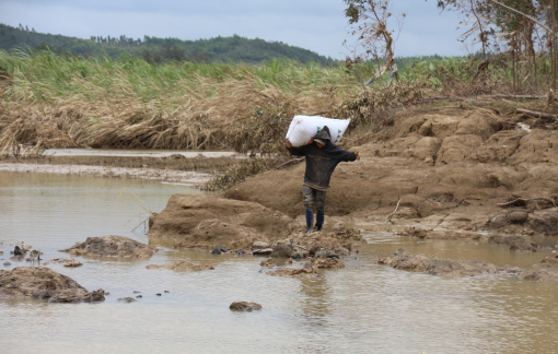 Đắk Lắk: Người dân vật lộn đưa từng bao cà phê qua đoạn đường sạt lở