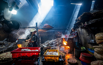 Cận cảnh nghề hấp cá, mực ở xứ biển