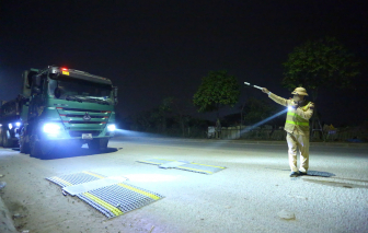 Bị công an xử lý xe chở quá tải, tài xế nói chủ bảo sao chở vậy