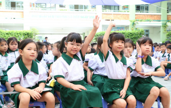 Học sinh tiểu học làm MC, viết thư bằng tiếng Anh