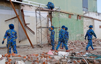 Màu áo xanh giữa những hoang tàn