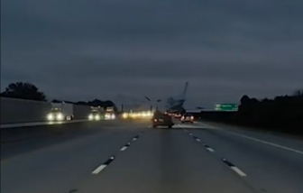 Máy bay hạ cánh khẩn cấp lên mui xe hơi trên cao tốc tại Mỹ