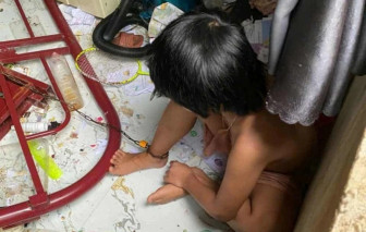 Nỗi khổ của người cha trong vụ nhốt, xích 2 con của mình