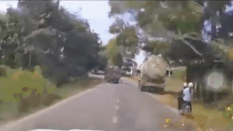 Clip tài xế xe tải 2 lần cán qua người bị nạn