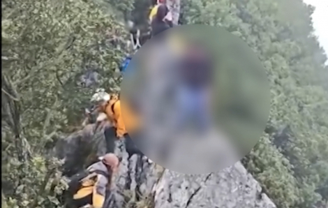 Du khách trượt chân ngã xuống vách núi vì mải xem điện thoại