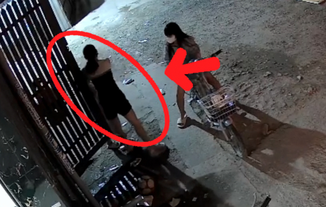 Video cô gái lạ mặt lột bông tai vàng của bé 5 tuổi ngay trước nhà