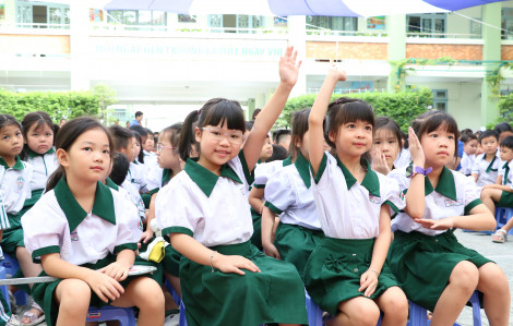 Học sinh tiểu học làm MC, viết thư bằng tiếng Anh