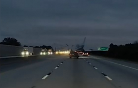 Máy bay hạ cánh khẩn cấp lên mui xe hơi trên cao tốc tại Mỹ