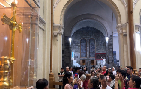 Người dân đi lễ, ngắm thánh giá mạ vàng 400kg ở nhà thờ Đức Bà