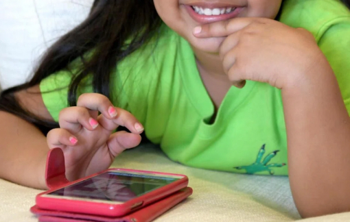 Cho trẻ có điện thoại thông minh trước 12 tuổi có thể gây ra rủi ro sức khỏe rất lớn