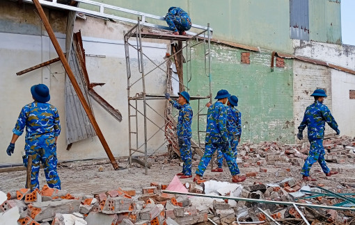 Màu áo xanh giữa những hoang tàn