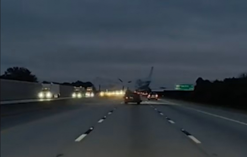 Máy bay hạ cánh khẩn cấp lên mui xe hơi trên cao tốc tại Mỹ