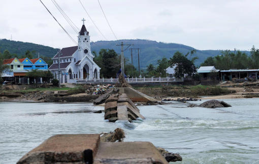 Vỡ đập Tam Giang, lo thiếu nước tưới tiêu cho người dân
