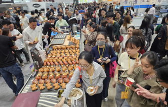 Người dân ùn ùn tới một triển lãm để… nếm thử bánh