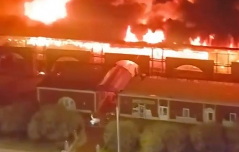 Hoả hoạn thiêu trụi ngôi chợ ở St. Petersburg, Nga, 1 người không qua khỏi