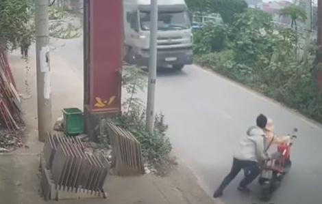 Thanh niên đẩy cảnh sát giao thông vào đầu xe tải: Hành vi có khác gì tội ác